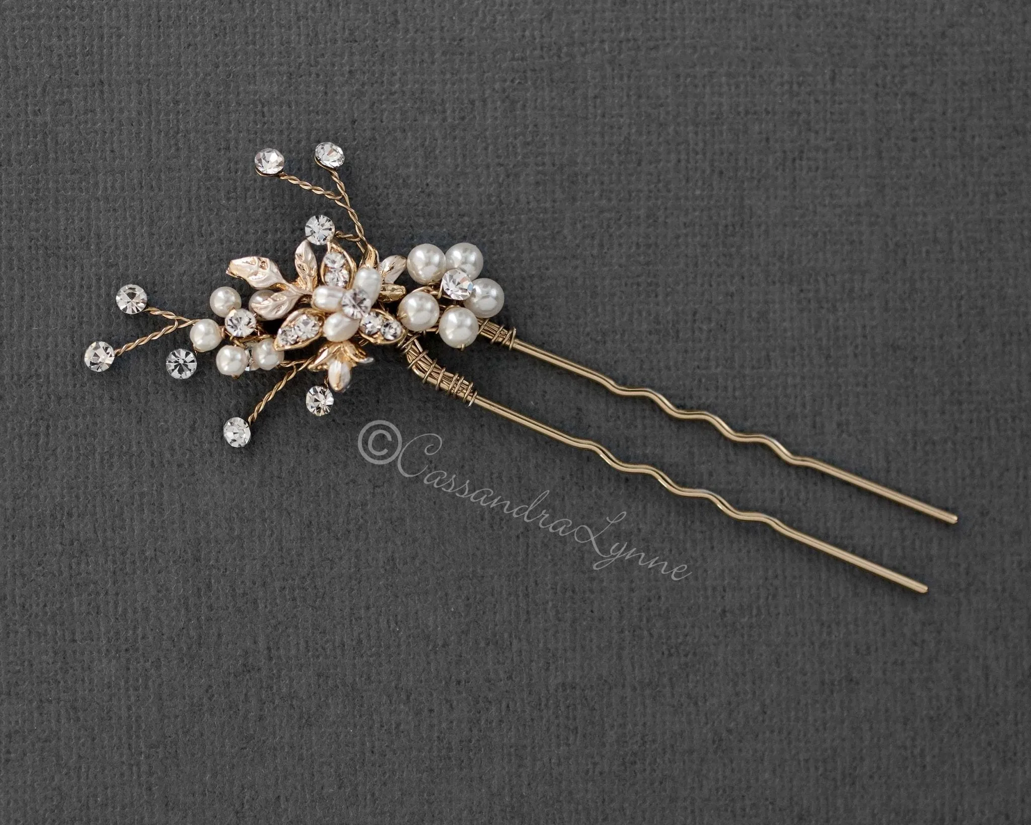 Delicate Bridal Hair Pin with Pearls